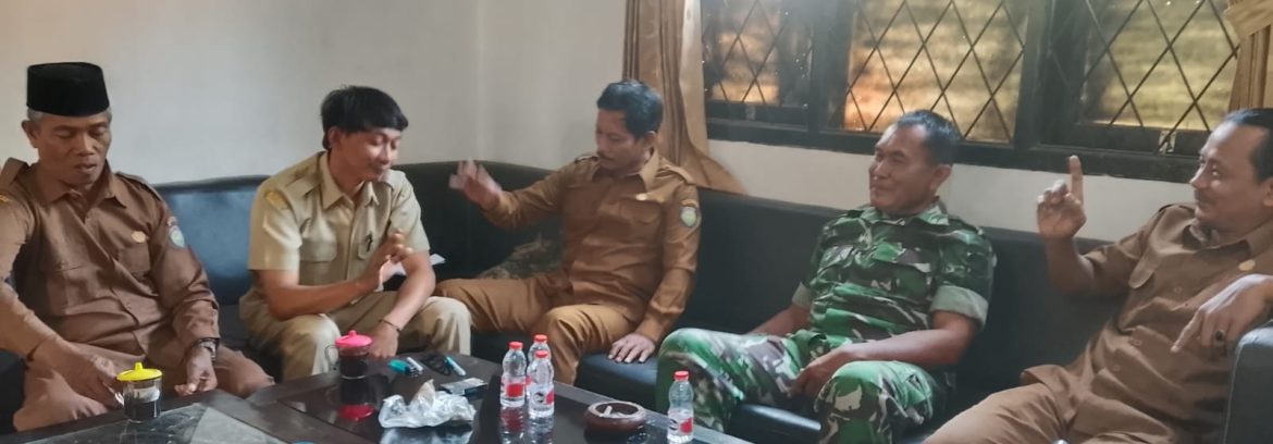 Babinsa Koramil 1605 Sukagumiwang Pererat Silaturahmi Lewat Komsos Bersama Pemdes Desa Gunungsari