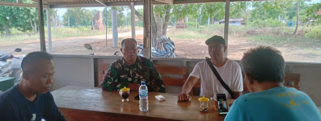 Babinsa Koramil 1605 Sukagumiwang Perkuat Sinergi dengan Warga Lewat Komsos, Bahas Keamanan hingga Ketahanan Pangan