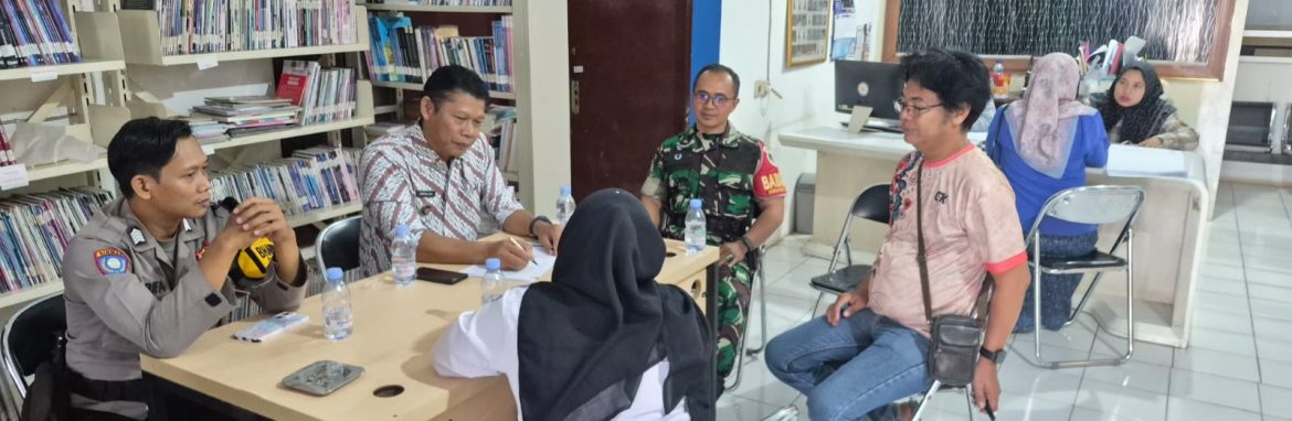 Babinsa Koramil 1601/Indramayu Perkuat Sinergi Melalui Komsos Bersama Pamong dan Masyarakat Desa Tegalurung