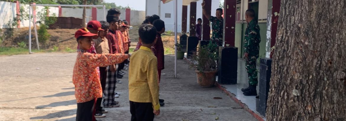 Babinsa Koramil 1603/Lohbener Berikan Materi Wawasan Kebangsaan pada MPLS SMAN 1 Lohbener dan SMPN 1 Atap Lohbener