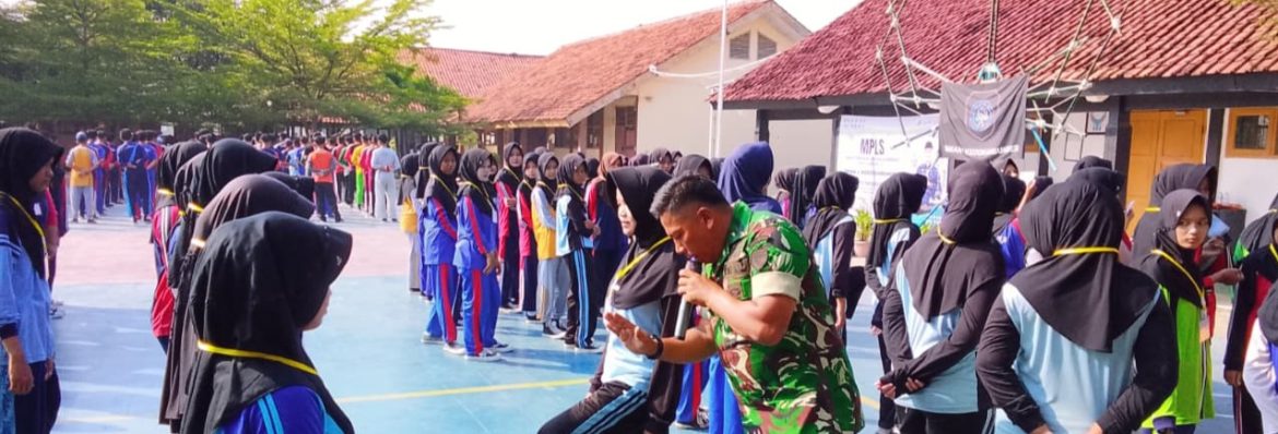 Babinsa Koramil 1608/Karangampel Tanamkan Bela Negara, Wawasan Kebangsaan, dan PBB kepada Peserta MPLS SMAN 1 Kedokanbunder