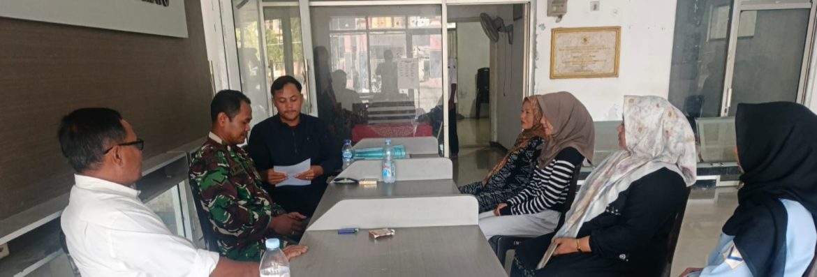 Babinsa Koramil 1605 Sukagumiwang Komsos Bersama Pamong dan PKK, Bahas Ketahanan Keluarga hingga Penguatan UMKM Desa