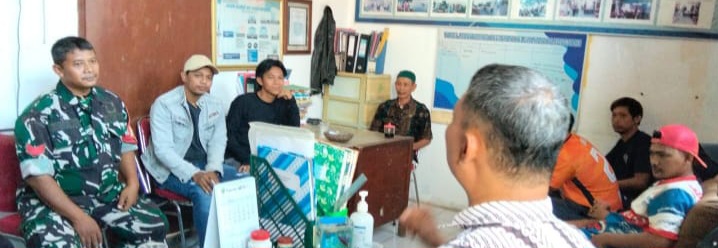 Babinsa Koramil 1601/Indramayu Bersama Kasi Trantib Bojong Sari Ajak Warga Jaga Keamanan dan Kebersihan Lingkungan