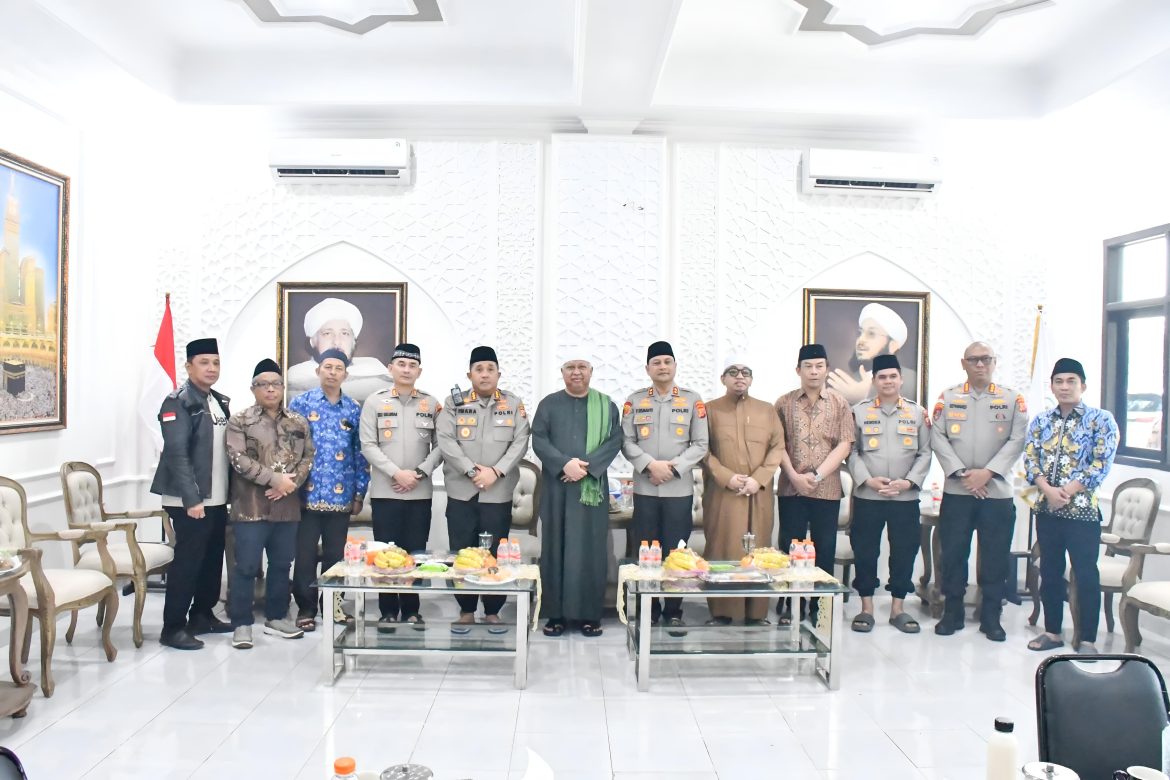Kapolda Jabar Sholat Jumat Keliling dan Silaturahmi ke Ponpes Al-Khairiyah, Perkuat Sinergitas Polri dengan Ulama
