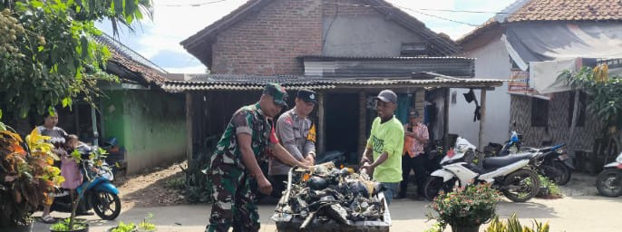 Sertu Budi Hartono Babinsa Koramil 1608/Karangampel Bersama Bhabinkamtibmas dan Warga Gelar Karya Bakti Bersihkan Parit di Desa Karangampel