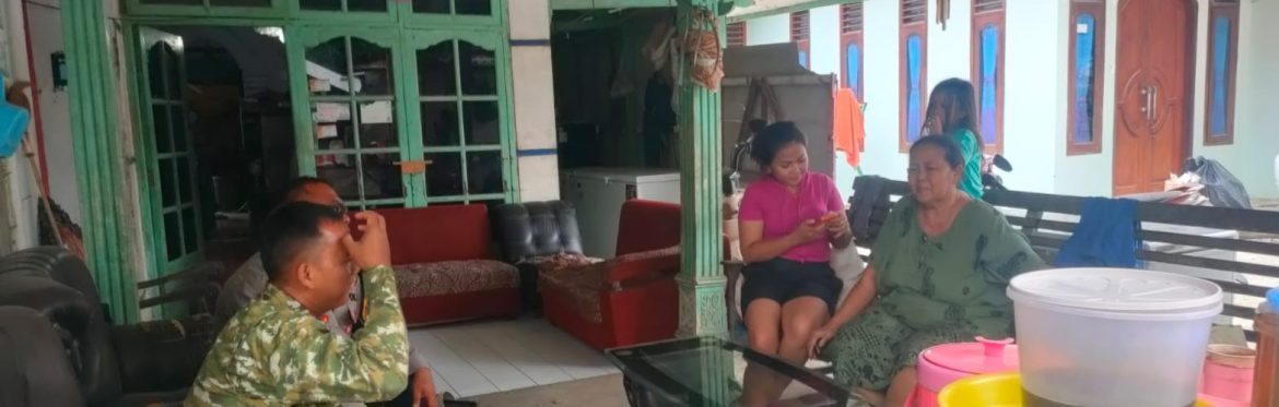 Komsos Babinsa Koramil 1601/Indramayu Pererat Silaturahmi dan Ajak Warga Jaga Kebersihan Lingkungan