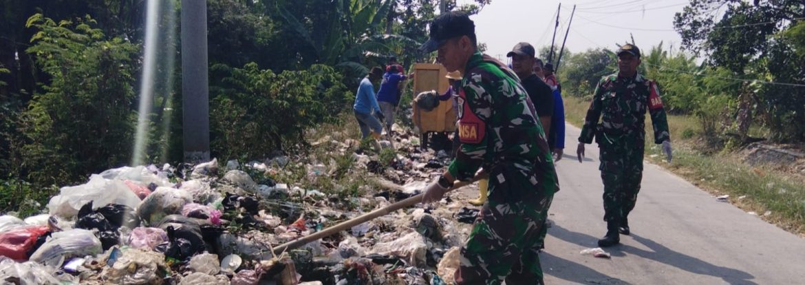 Koramil 1608/Karangampel Gelar Karya Bhakti Pengangkutan Sampah, Wujud Sinergi TNI-Polri dan Masyarakat Ciptakan Lingkungan Bersih