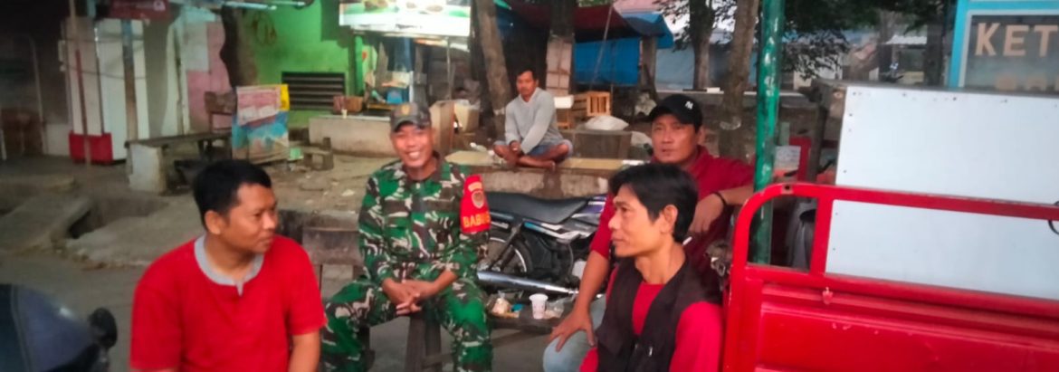 Babinsa Koramil 1601/Indramayu Pererat Silaturahmi dengan Pengunjung Pasar Tradisional Lewat Komsos