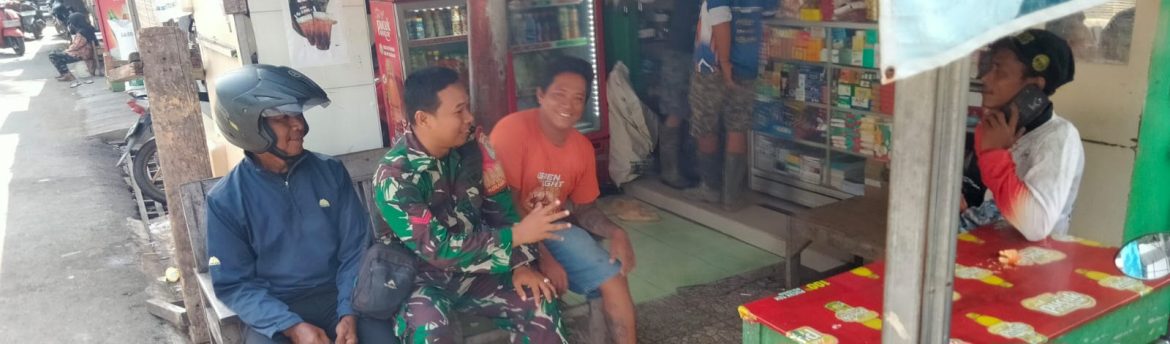 Babinsa Koramil 1601/Indramayu Ajak Warga Karangsong Perkuat Keamanan dan Jaga Kebersihan Lingkungan