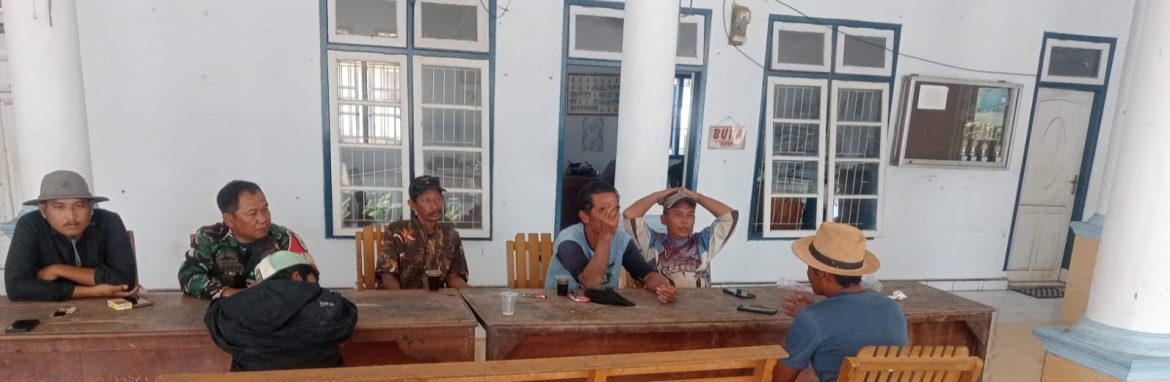 Komsos Babinsa Koramil 1601/Indramayu Perkuat Sinergi dengan Perangkat Desa dan Kelompok Tani di Tegalsembadra