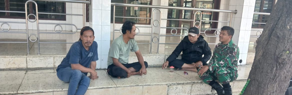 Babinsa Koramil 1605/Sukagumiwang Perkuat Kedekatan dengan Warga Lewat Komsos di Desa Gedangan