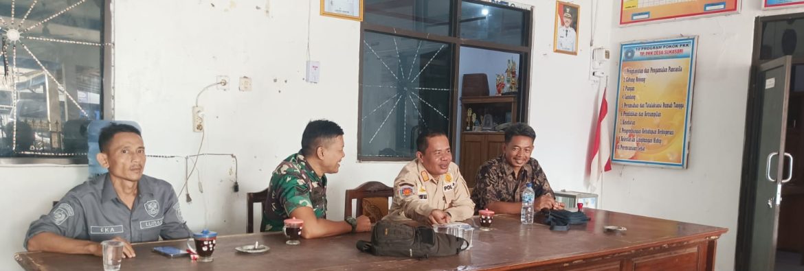 Babinsa Koramil 1603/Lohbener Perkuat Sinergi dengan Pemdes Sukasari Melalui Komsos