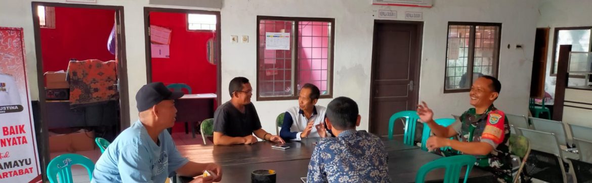 Babinsa Koramil 1608/Karangampel Komsos Bersama Warga dan Pamong Desa Tanjungpura