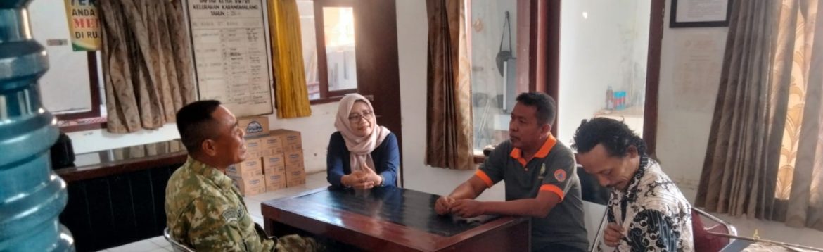 Babinsa Koramil 1601/Indramayu Pererat Sinergi Melalui Komsos Bersama Pegawai Kelurahan Karangmalang