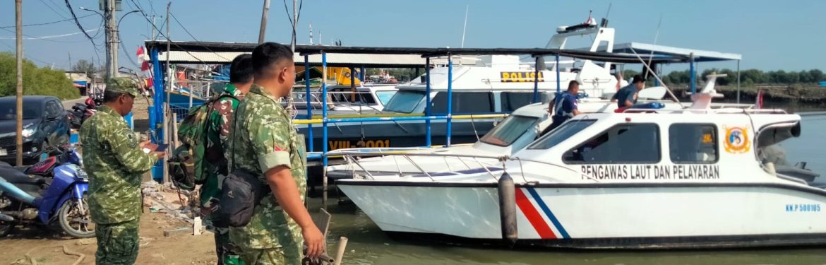 Koramil 1601/Indramayu Monitoring Pencarian Hari Ke-2 Korban Tenggelamnya KM Ratna Ningsih di Pos AL Karangsong