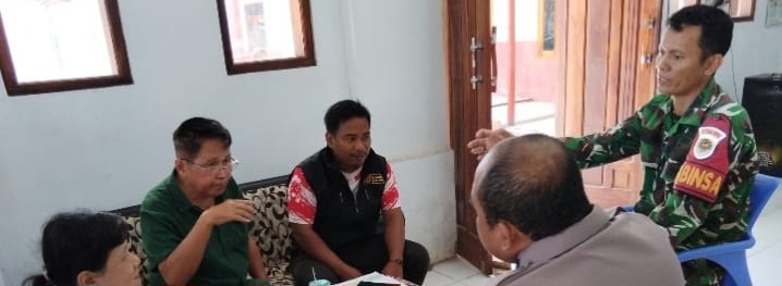 Babinsa Koramil 1608/Karangampel Laksanakan Komsos Bersama Tokoh Masyarakat Desa Benda