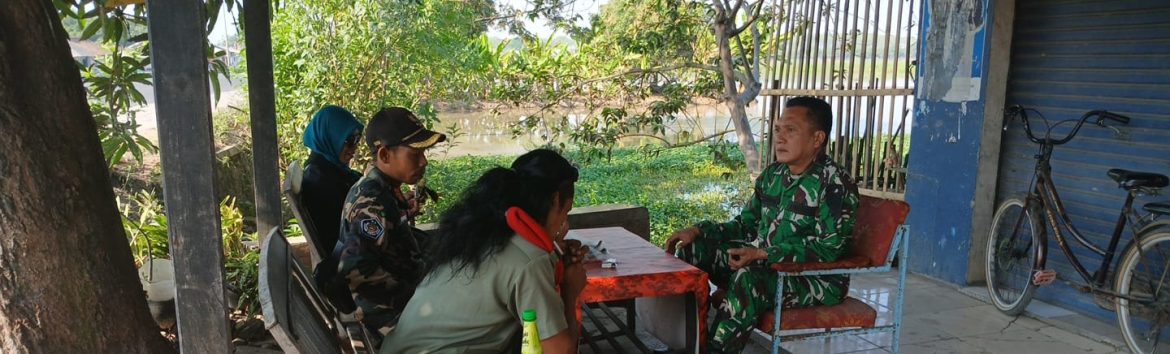 Babinsa Koramil 1605/Sukagumiwang Komsos Bersama Anggota Pejuang Siliwangi dan Masyarakat Desa Tulungagung