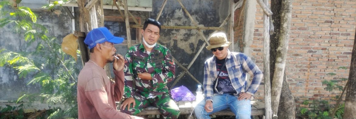 Babinsa Koramil 1608/Karangampel Laksanakan Komsos Bersama Warga Desa Kedokanbunder