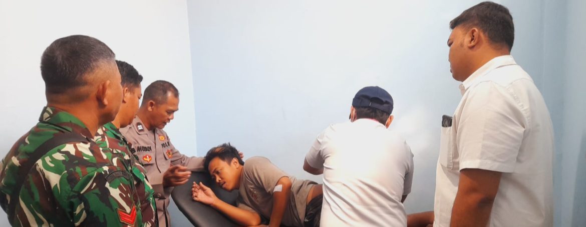 ANGGOTA KORAMIL 1601/INDRAMAYU BANTU EVAKUASI DAN PENGANTARAN WARGA DENGAN GANGGUAN KEJIWAAN KE RSUD INDRAMAYU