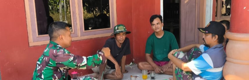 Babinsa Koramil 1608/Karangampel Komsos Bersama Warga Desa Karangampel