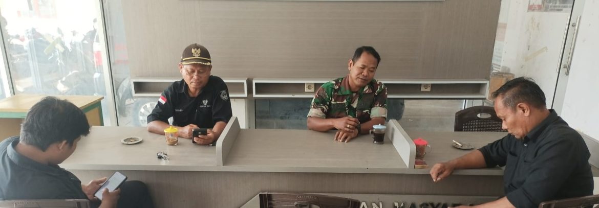 Babinsa Koramil 1605 Sukagumiwang Perkuat Sinergi dengan Pamong Desa Manguntara Melalui Komsos