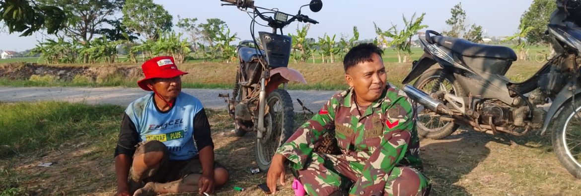 Komsos Babinsa Koramil 1601/Indramayu Pererat Silaturahmi dan Tingkatkan Kepedulian Warga di Desa Rawadalem