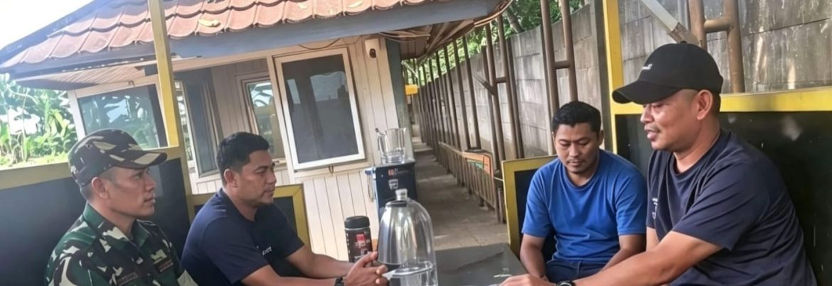 Babinsa Koramil 1608/Karangampel Perkuat Sinergi dengan Warga Desa Mundu Melalui Komsos