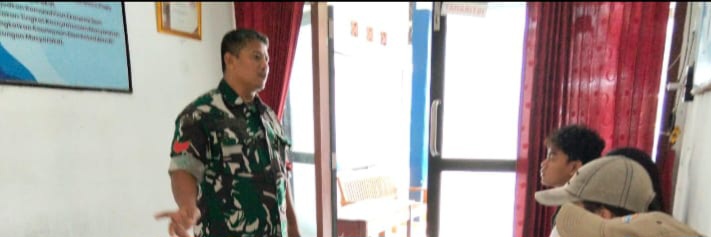 Anggota Koramil 1601/Indramayu Berikan Himbauan Kamtibmas dan Ajak Warga Bojong Sari Jaga Lingkungan