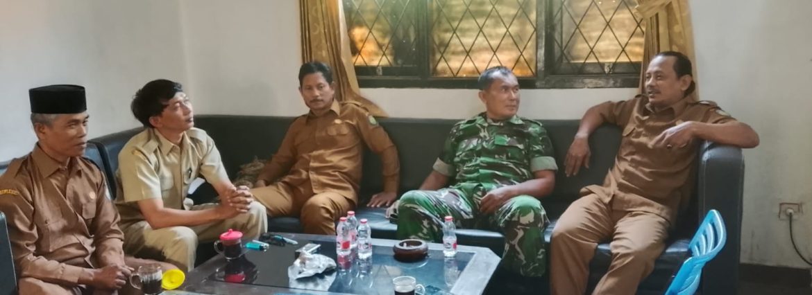 Komsos Babinsa Koramil 1605/Sukagumiwang Bersama Pamong dan Warga Gunungsari, Perkuat Sinergi Demi Kemajuan Desa
