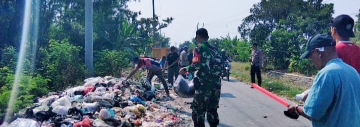 Babinsa Koramil 1608/Karangampel Bersama Warga Gelar Karya Bhakti, Bersihkan Sampah dan Irigasi di Desa Kaplongan