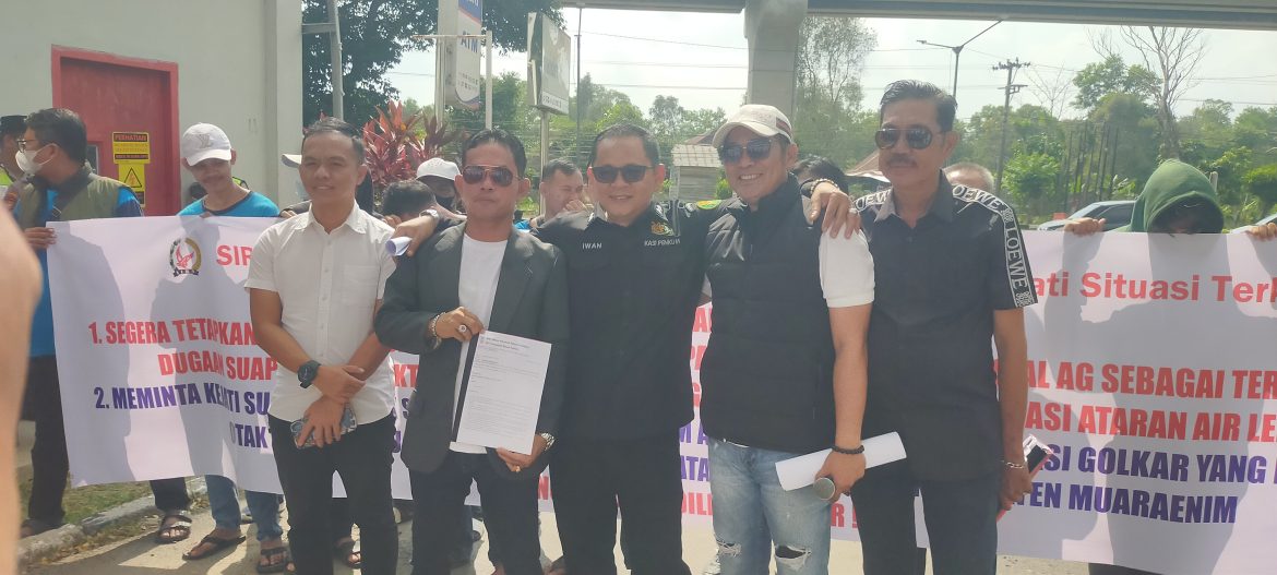 Puluhan Masa PST Dan SIRA Mendesak Kejati Sumsel Tetapkan Tersangka Dirut Danadiva Terkait Suap Irigasi