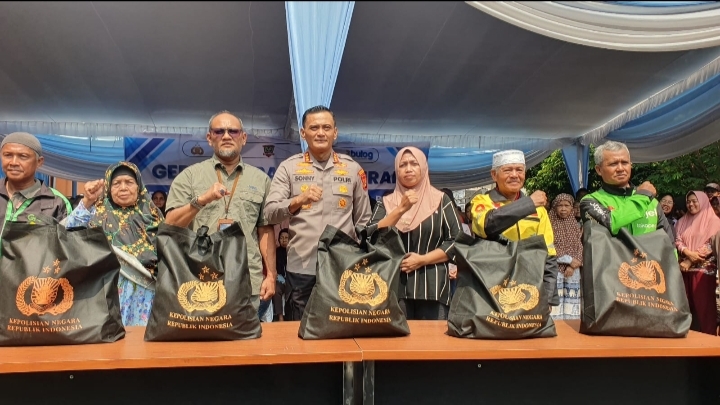 Dukung Program Presiden, Polda Sumsel dan Bulog Bagikan Ribuan Paket Pangan di 17 Wilayah