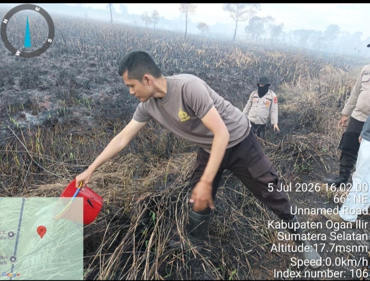 Polsek Pemulutan Ogan ilir Bersama Tim Gabungan Padamkan Kebakaran Lahan di Desa Sukarami