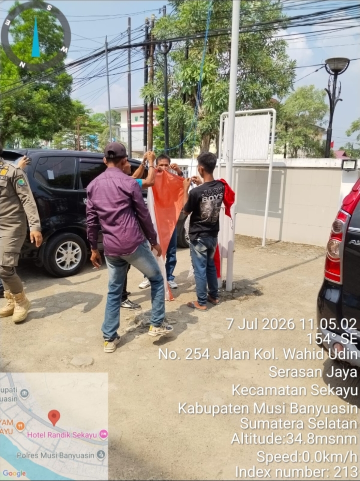 Memalukan! Didemo Soal Anggaran Publikasi Rp3,2 Miliar, Diskominfo Muba Malah Kedapatan Kibarkan Bendera Merah Putih Lusuh dan Robek