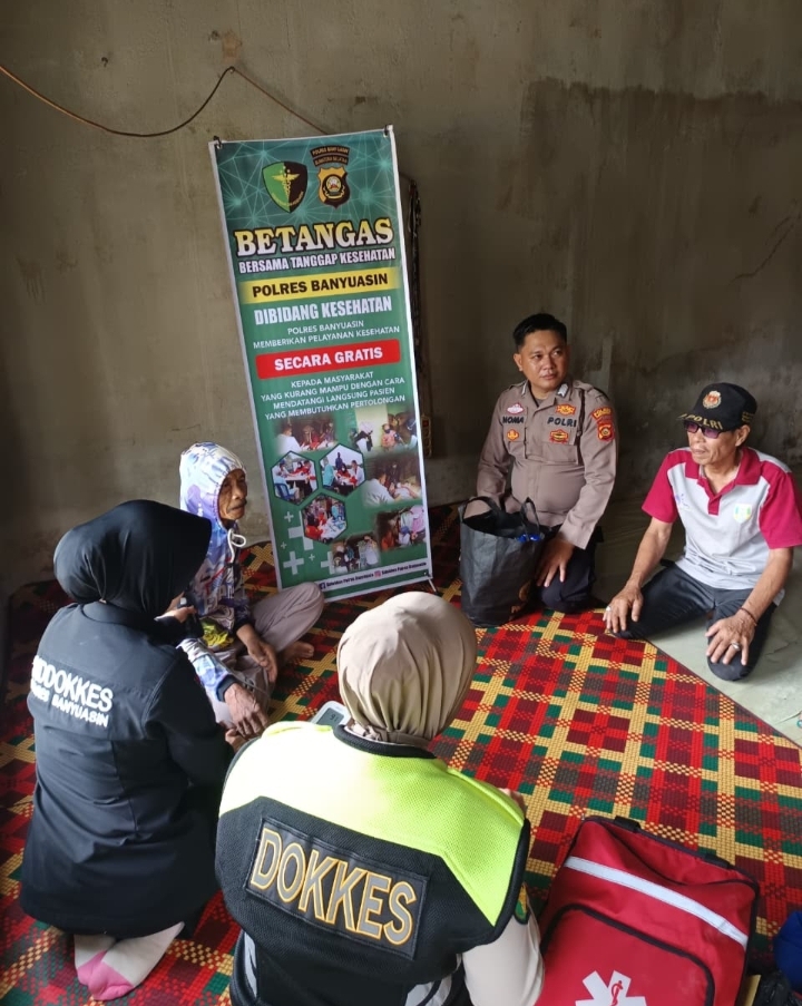 Polsek Pulau Rimau Bersama Sidokkes Polres Banyuasin Salurkan Bansos dan Berikan Layanan Kesehatan Gratis