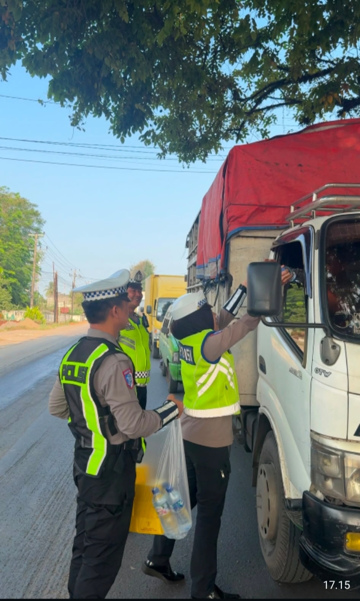 Satlantas Polres Banyuasin Gelar Bakti Sosial, Pererat Kepedulian kepada Pengemudi Truk