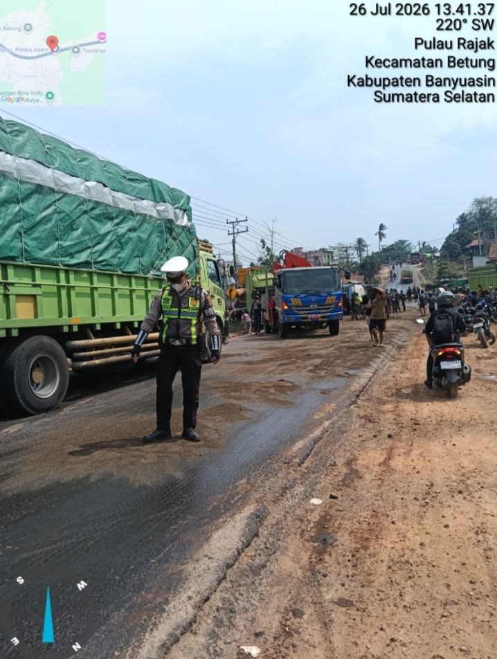Satlantas Polres Banyuasin Bergerak Cepat Tangani Tumpahan CPO di Betung, Arus Lalu Lintas Kembali Normal