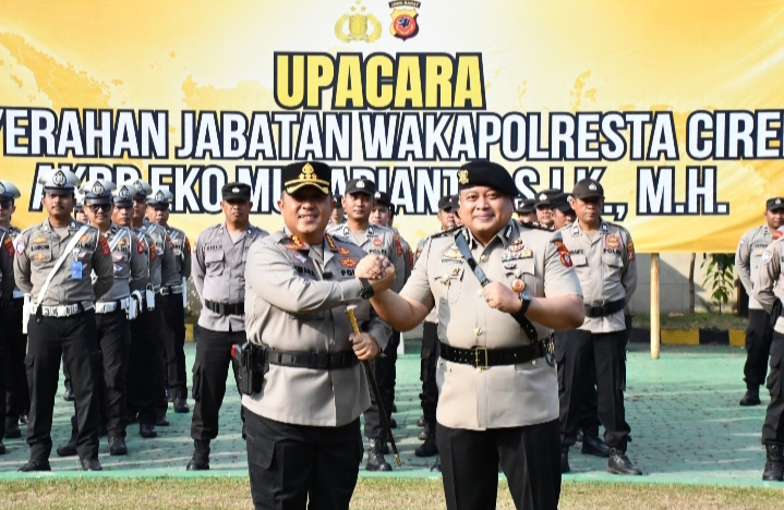 ​Penuh Haru dan Kekeluargaan, Polresta Cirebon Gelar Upacara Penyerahan Jabatan dan Pelepasan AKBP Eko Munarianto