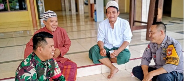 Babinsa Koramil 1601/Indramayu Perkuat Silaturahmi dan Kerukunan Melalui Komsos di Desa Balongan