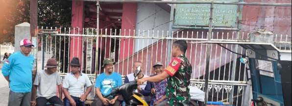 Babinsa Koramil 1608/Karangampel Perkuat Kedekatan dengan Warga Melalui Komsos di Desa Karangampel