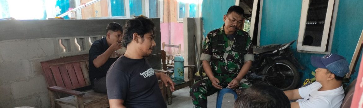 Komsos Babinsa Koramil 1605/Sukagumiwang Pererat Silaturahmi dan Kepercayaan Masyarakat Desa Tenajar Lor
