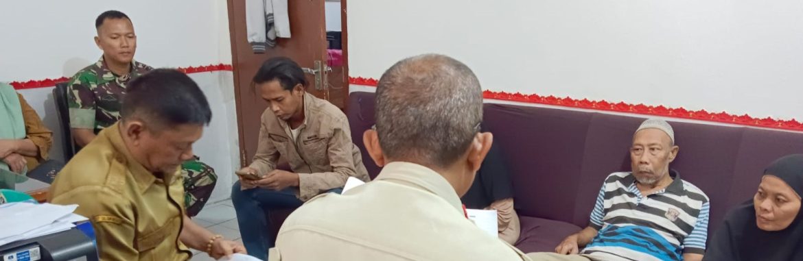 Komsos Babinsa Koramil 1601/Indramayu Pererat Silaturahmi dan Perkuat Kebersamaan di Kelurahan Kepandean