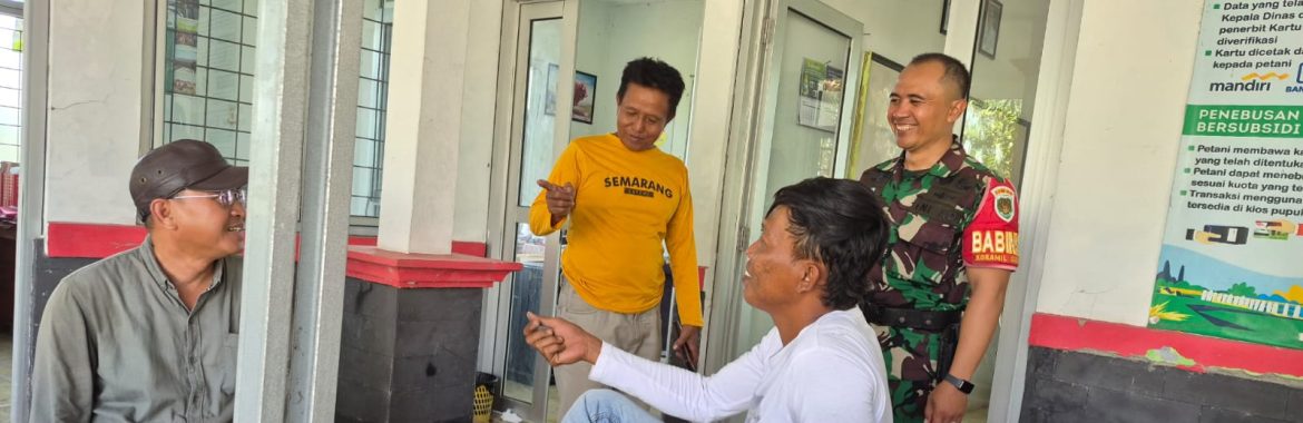 Babinsa Koramil 1601/Indramayu Komsos Bersama Warga Desa Tegalurung, Perkuat Silaturahmi dan Keamanan Lingkungan