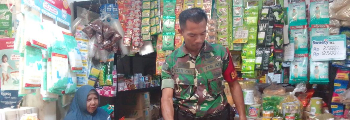 Babinsa Koramil 1605/Sukagumiwang Monitoring dan Data Harga Sembako di Wilayah Binaan