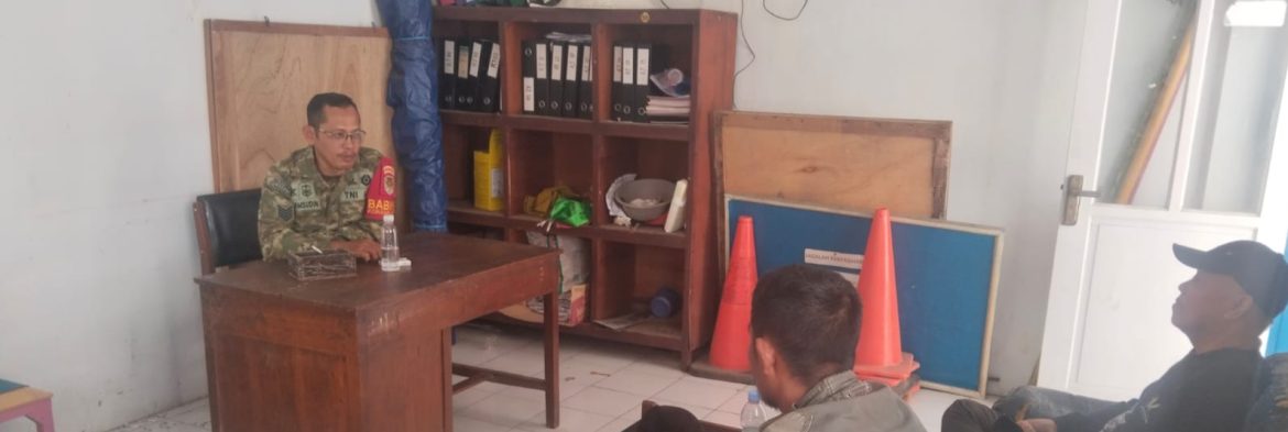 Pererat Silaturahmi, Babinsa Koramil 1601/Indramayu Ajak Warga Desa Dukuh Jaga Kamtibmas dan Kesehatan