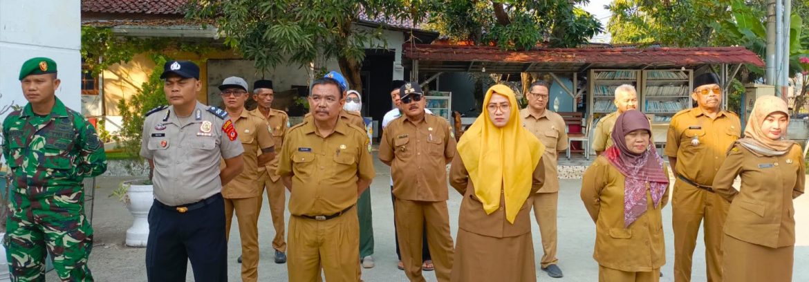 Anggota Koramil 1601/Indramayu Hadiri Apel Peningkatan Kinerja dan Disiplin ASN/PNS di Kecamatan Balongan