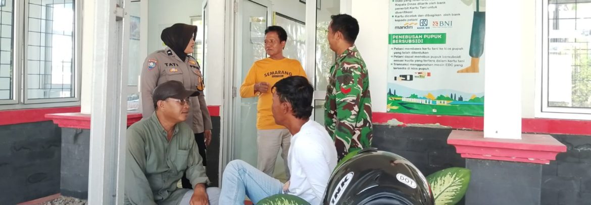 Babinsa Koramil 1601/Indramayu dan Bhabinkamtibmas Perkuat Sinergi Lewat Komsos Bersama Warga Desa Rawadalem