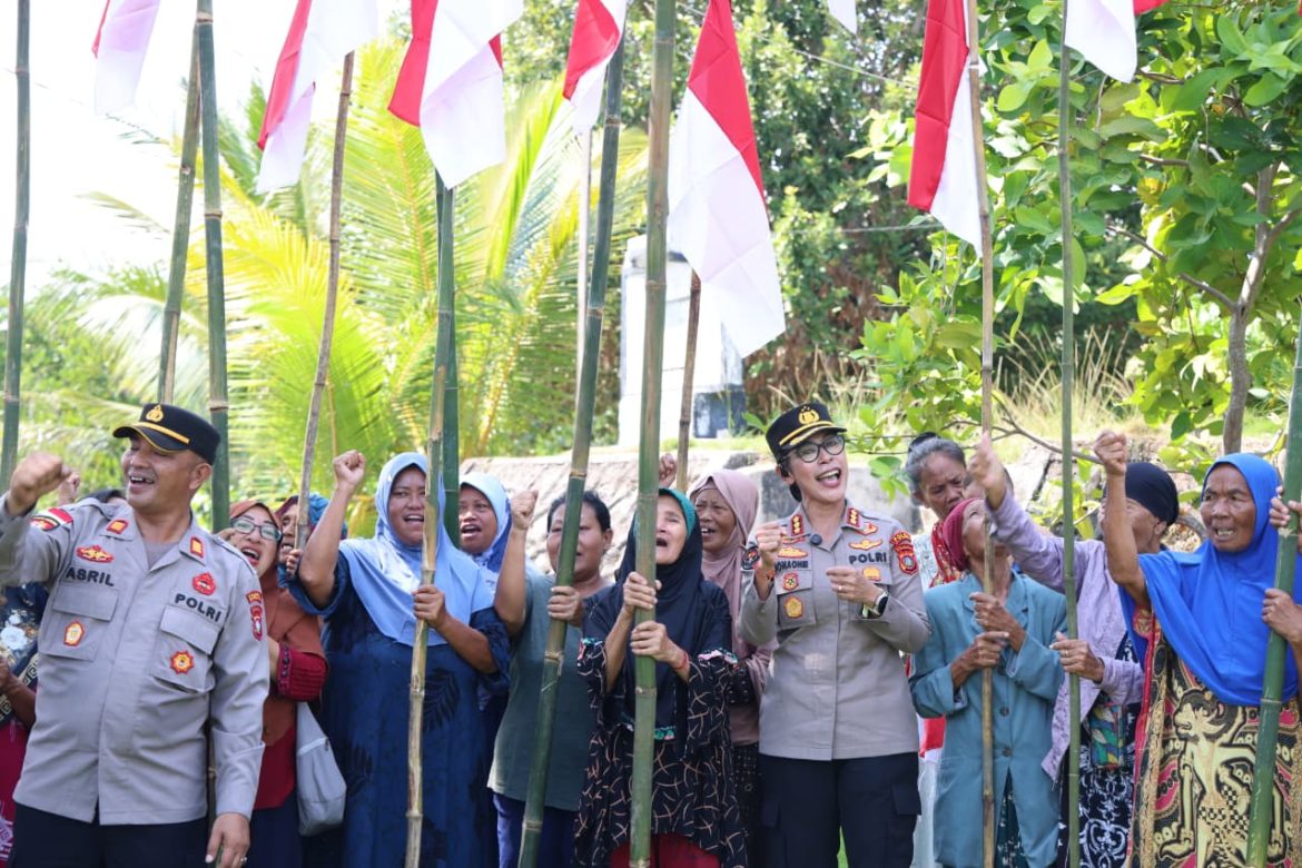SEMARAKKAN HUT KE-81 KEMERDEKAAN RI, BIDHUMAS POLDA KEPRI BERSAMA INSAN PERS BAGIKAN RATUSAN BENDERA MERAH PUTIH DAN BANTUAN SOSIAL