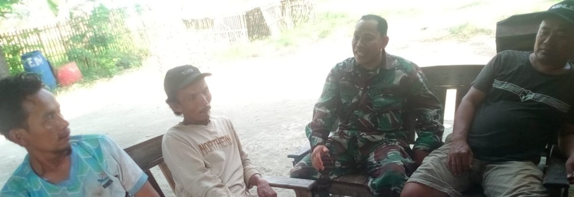 Anggota Koramil 1608/Karangampel Komsos Bersama Warga Desa Kaplongan Lor