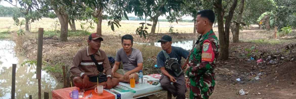 Komsos Babinsa Koramil 1601/Indramayu Laksanakan Komsos Bersama Bhabinkamtibmas dan Warga Desa Pabeanudik